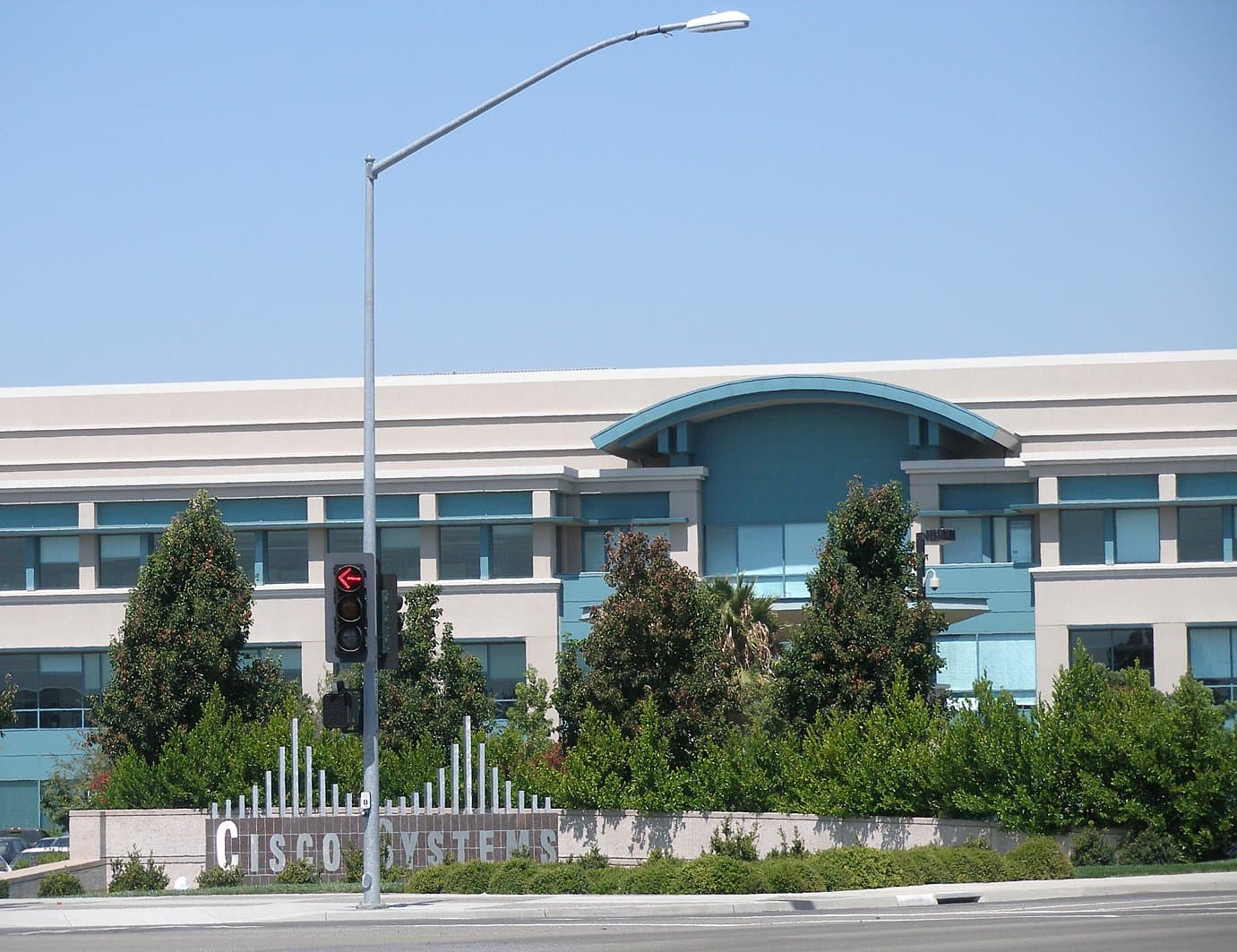 Fecho de mercado (13 ago): S&P 500 acima de 7.800, Cisco cai 9%